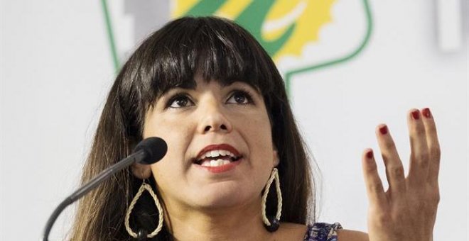 La coordinador general de Podemos Andalucía, Teresa Rodríguez, durnate su intervención en el plenario de la XXI Asamblea de IU Andalucía, donde ha asegurado que comparte "las preocupaciones y miedos" de Izquierda Unida ante la confluencia de ambos partido