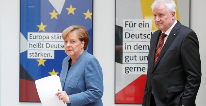 La canciller alemana y líder de la CDU, Angela Merkel, con el primer ministro de Bacviera y líder de la CSU, Horst Seehofer, a su llegada a la rueda de prensa conjunta en el inicio de las negociaciones para formar gobierno tras las elecciones del pasado 2