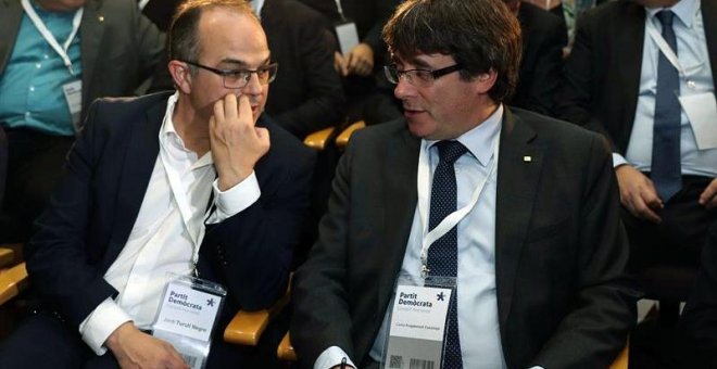 El presidente de la Generalitat, Carles Puigdemont, junto al conseller de la Presidencia Jordi Turull. - EFE