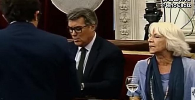 José María González, 'Kichi, de espaldas, recibe los improperios de Teófila Martínez y del portavoz del PP.