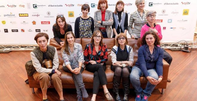 De izquierda a derecha, sentadas Pilar Revuelta (directora de arte), María Zamora (productora), Jara Yáñez (periodista), Julia Juaniz (montadora), Chus Gutiérrez (directora). De pie: Rosa Estevez (directora de casting), Coral Cruz (guionista), Patricia Mo