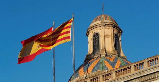 La bandera catalana y la senyera en el Palau de la Generalitat. REUTERS/Yves Herman