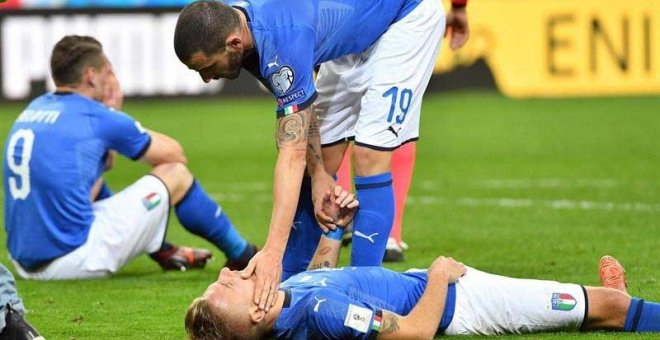 Los jugadores de la selección italiana Leonardo Bonucci y Ciro Immobile se lamentan luego de perder la clasificación al Mundial de Rusia 2018 al término del partido contra Suecia. | EFE