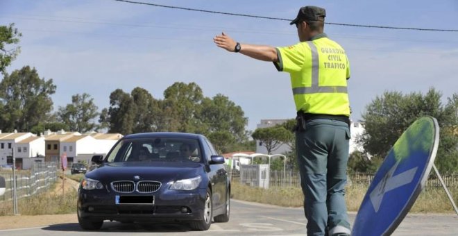 Un agente de la Guardia Civil de Tráfico en un control de carretera. E.P.