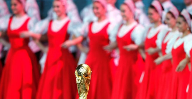 Vista del trofeo de campeón en el escenario durante el sorteo del Mundial de Rusia 2018 que se celebra en el Palacio del Kremlin de Moscú, Rusia. EFE/Yuri Kochetkov