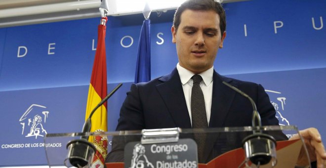 El presidente de Ciudadanos, Albert Rivera, durante la rueda de prensa que ha ofrecido en el Congreso de los Diputados, para hacer balance de un 2017. EFE/ J.P.Gandul