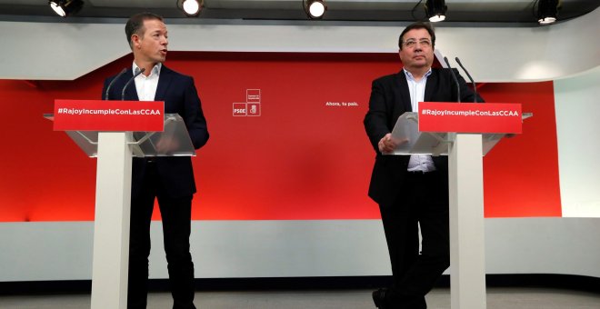 El secretario regional del PSOE, Guillermo Fernández Vara, y el portavoz socialista en el Senado, Ander Gil, durante la rueda de prensa posterior a la reunión de la Permanente de la Ejecutiva Federal del partido celebrada en Ferraz. EFE/ Fernando Alvarado