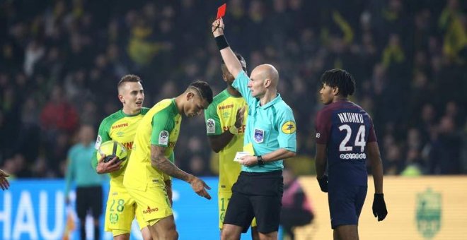 El árbitro muestra la tarjeta roja al jugador del Nantes, Diego Carlos, después de haberle dado una patada. | STEPHANE  MAHE (REUTERS)