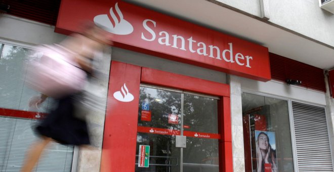 Una mujer pasa al lado de la sucursal del Banco Santander en Rio de Janeiro /REUTERS (Sergio Moraes/File Photo)