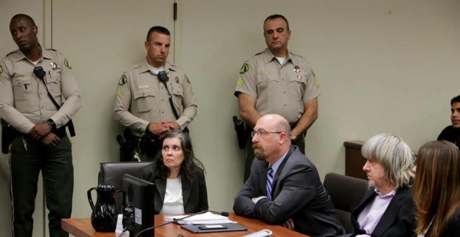 Louise Turpin (izquierda), un abogado y David Turpin (segundo por la derecha) asisten a la lectura de cargos en un tribunal de la ciudad de Riverside. | FREDRICK J. (EFE)