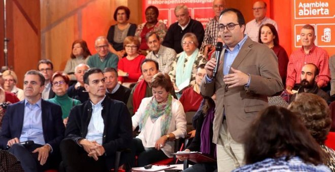 A la izquierda, José Manuel Franco sentado al lado de Pedro Sánchez durante un acto del PSM.| KIKO HUESCA (EFE)