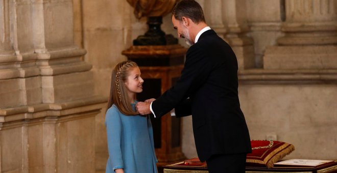 El Rey impone un lazo representativo  Rel Toisón de Oro a la princesa de Asturias