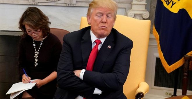 Trump, durante un encuentro con la prensa en el despacho oval de la Casa Blanca. | YURI GRIPAS (REUTERS)