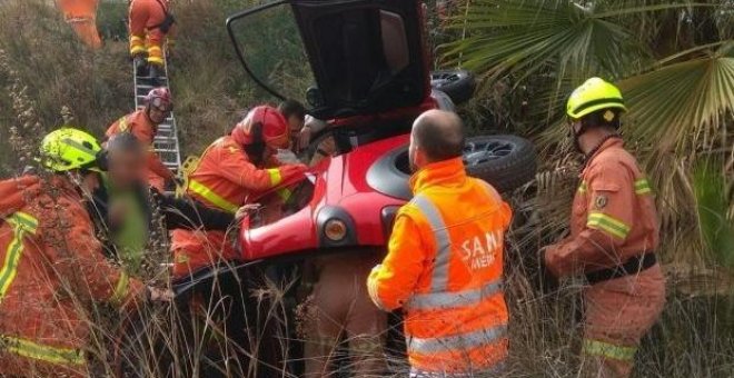 Bomberos rescatando a la anciana de 84 años. BOMBERSVALENCIA