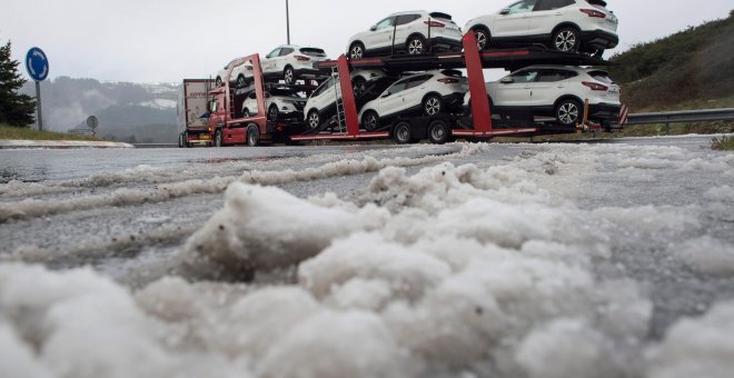 Varios camiones embolsados en la localidad cántabra de Arenas de Iguña por el temporal de nieve que afecta a Cantabria. EFE