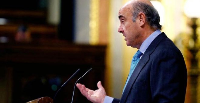 El Ministro de Economía, Industria y Competitividad, Luis de Guindos, durante su intervención en el pleno del Congreso. | J.P.GANDUL (EFE)