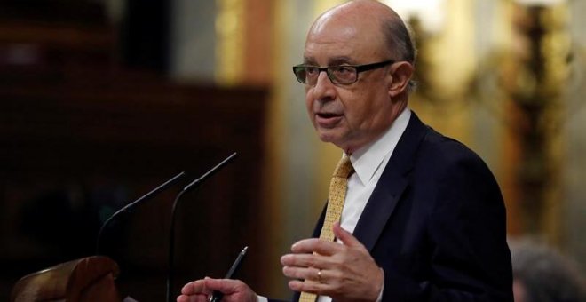 El ministro de Hacienda, Cristóbal Montoro, interviene desde la tribuna de oradores durante el pleno celebrado hoy en el Congreso de los Diputados. EFE/Juan Carlos Hidalgo