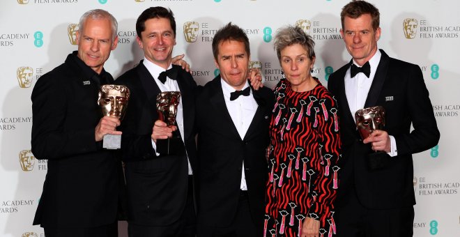 Martin McDonagh, Peter Czernin, Sam Rockwell y Graham Broadbent posan con Frances McDormand, mientras que sostienen sus trofeos de los Premios BAFTA. REUTERS/Hannah McKay