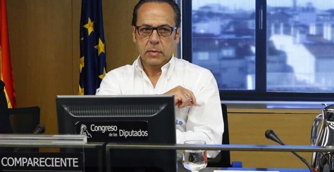 El responsable de Gürtel en la Comunidad Valenciana, Álvaro Pérez, el Bigotes, en el Congreso de los Diputados durante su comparecencia ante la comisión de investigación sobre la presunta financiación ilegal del PP. EFE/Javier Lizón