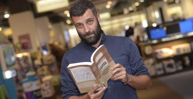 Nacho Carretero con su libro 'Fariña'.