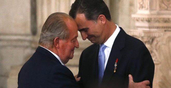 Juan Carlos I y Felipe VI. REUTERS