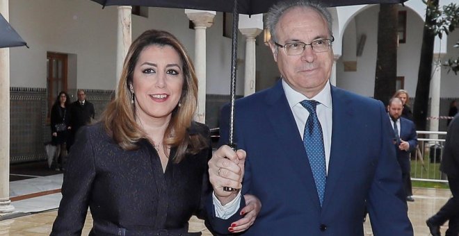 La presidenta de Andalucía, Susana Díaz, con el presidente del Parlamento andaluz, Juan Pablo Durán, momentos antes del comienzo de los actos institucionales con motivo de la celebración del 28-F, el día de andalucía. EFE/ Jose Manuel vidal