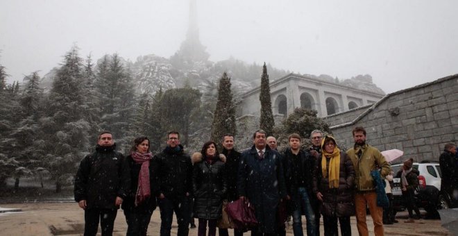 Los eurodiputados durante la visita este viernes al Valle de los Caídos.