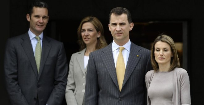 El rey Felipe VI y la reina Letizia, junto a Iñaki Urdangarin y Cristina de Borbón, en una fotografía de noviembre de 2014. REUTERS