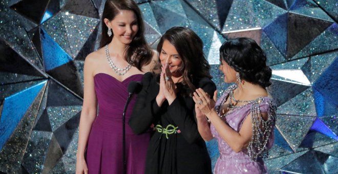 Ashley Judd, Annabella Sciorra y Salma Hayek, en el escenario de los Oscar 2018. / Reuters
