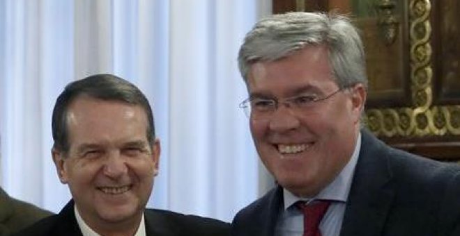 El presidente de la Federación Española de Municipios y Provincias (FEMP), Abel Caballero (i), se reúne con el secretario de Estado de Hacienda, José Enrique Fernández de Moya, para recibir el primer borrador de decreto-ley para la reinversión del superáv