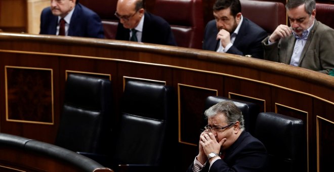 El ministro del Interior Juan Ignacio Zoido, durante el pleno del Congreso que debate la derogación de la prisión permanente revisable. EFE/Mariscal