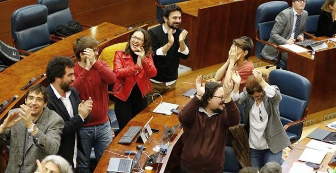 Los diputados de Podemos en la Asamblea celebran el error de Cristina Cifuentes. EFE/J.P. Gandú
