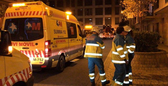 La ambulancia del SUMMA 112 en el lugar donde han fallecido dos menores en Getafe.