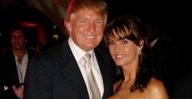 Karen McDougal junto a Donald Trump en una foto publicada por ella en las redes sociales.