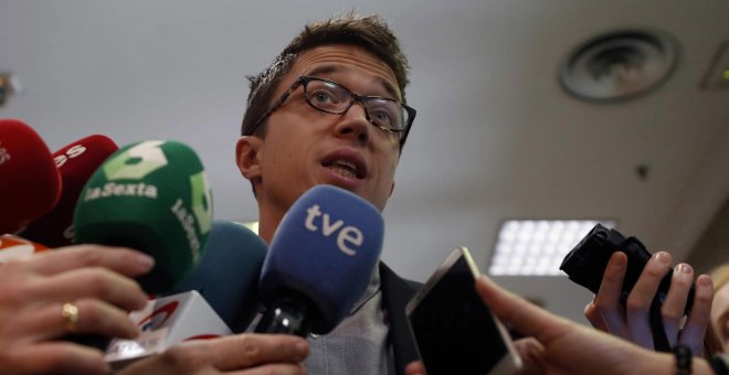 El diputado de Podemos, Iñigo Errejón, hace declaraciones en el Congreso de los Diputados, por las últimas informaciones aparecidas sobre Cristina Cifuentes. EFE/Javier Lizón