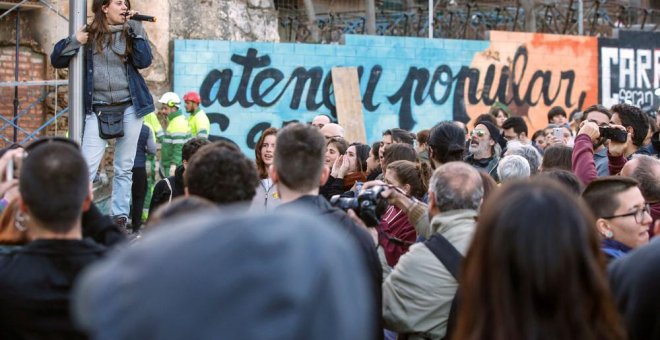 Manifestación llevada a cabo ante el Ateneu Popular de Sarrià contra el ataque de ultraderechistas. EFE