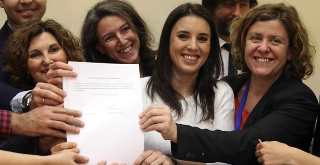 La portavoz de Unidos Podemos en el Congreso, Irene Montero, registra, junto a varias compañeras de partido, una Proposición de Ley para regular los alquileres abusivos, hoy en el Congreso. | J.J. GUILLÉN (EFE)
