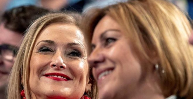 La presidenta de la Comunidad de Madrid, Cristina Cifuentes, y la secretaria general del PP, María Dolores de Cospedal (d) durante la Convención Nacional del PP que se celebra hoy en Sevilla. EFE/Julio Muñoz