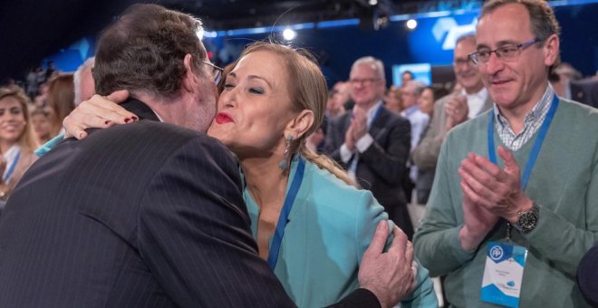 El presidente del Gobierno, Mariano Rajoy, saluda a la presidenta de la Comunidad de Madrid, Cristina Cifuentes, en presencia del dirigente popular Alfonso Alonso, al comienzo del acto de clausura de la Convención Nacional del PP en Sevilla. EFE/Julio Muñ