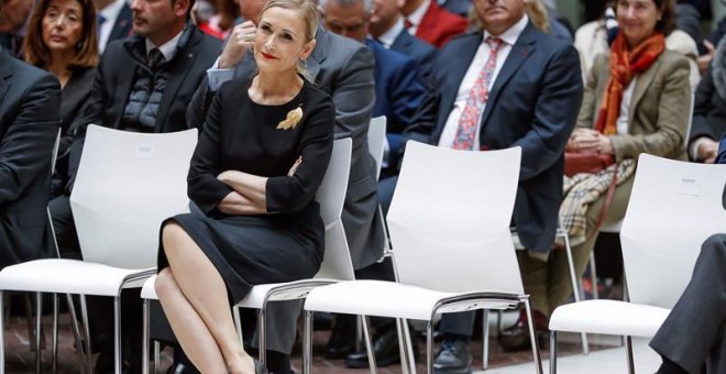 La presidenta de la Comunidad de Madrid, Cristina Cifuentes, al inicio hoy, en la Real Casa de Correos, del acto de entrega del VII Premio "Verdad, Memoria, Dignidad y Justicia" de la AVT. /EFE