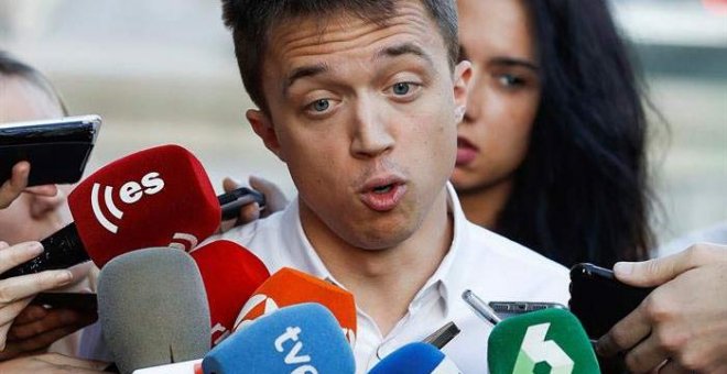 Errejón atiende a los medios en las puertas del Congreso. | (EMILIO NARANJO | EFE)