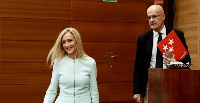 La presidenta de la Comunidad de Madrid, Cristina Cifuentes, en el pleno de la Asamblea regional, donde hoy Cifuentes responde a cuestiones relacionadas con el polémico máster que cursó en la Universidad Rey Juan Carlos (URJC), mientras la presidenta del