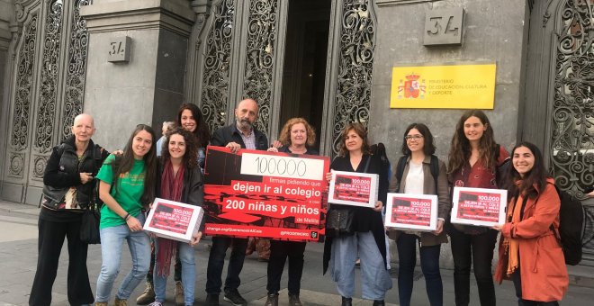 Representantes de la asociación Prodein de Melilla frente al Ministerio de Educación. / J.G