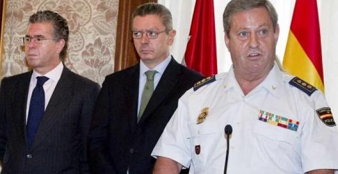 Francisco Granados, Alberto Ruiz Gallardón y Francisco Javier Redondo, en la toma de posesión de este último como Jefe Superior de Policía de Madrid, en septiembre de 2010.