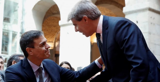 El secretario general del PSOE, Pedro Sánchez, y el presidente en funciones de la Comunidad de Madrid, Angel Garrido, durante el acto conmemorativo de la Fiesta del 2 de Mayo, celebrado en la Real Casa de Correos de Madrid. EFE/Chema Moya