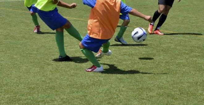 Foto de archivo de unos niños jugando al fútbol. / EFE