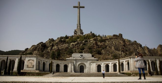 Una mujer toma una foto a su pareja en la esplanada del Valle de los Caidos. REUTERS/Juan Medina