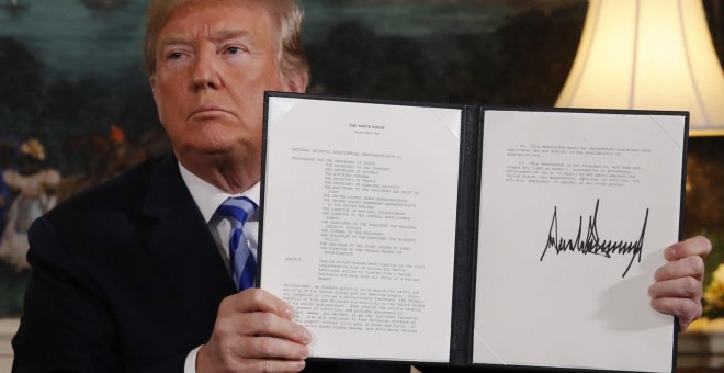 Trump muestra su firma en el documento por el que EEUU abandona el acuerdo nuclear con Irán. /REUTERS