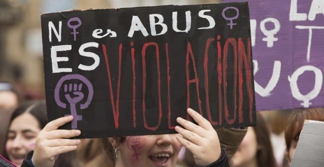 Estudiantes claman en la Puerta del Sol "fuera machistas de los juzgados" - EFE