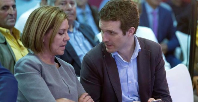 Pablo Casado charla con María Dolores de Cospedal durante un acto del PP en mayo de 2018. (RAÚL SANCHIDRÍAN | EFE)